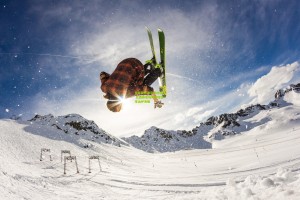 蓝军奖杯展示活动遇冷 巴西新星埃斯特旺独享山呼海啸