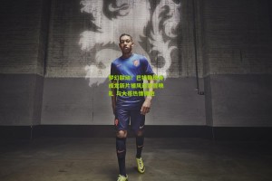 梦幻联动！巴特勒现身成龙新片捕风追影首映礼 与大哥热情拥抱