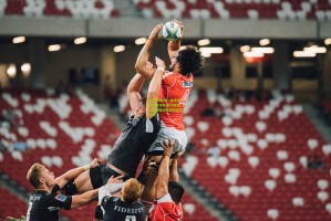 哈维-阿隆索一脸享受更衣室狂欢 勒沃库森全队啤酒浴庆祝历史性胜利 哈维-阿隆索一脸享受更衣室狂欢 勒沃库森全队啤酒浴庆祝历史性胜利